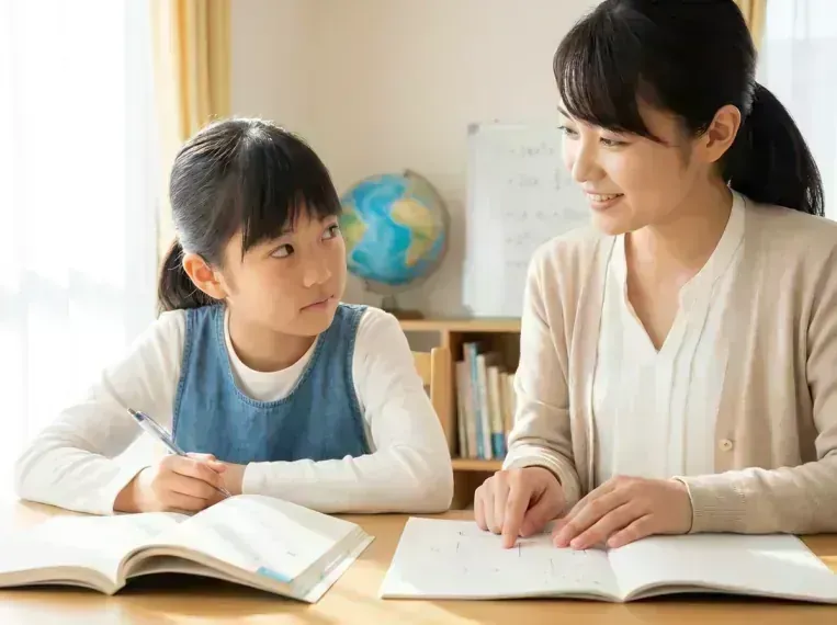 問題解決のプロセス - 講師が生徒に「なぜ?」と問いかけながら、理解を深めるために一緒に考えている様子