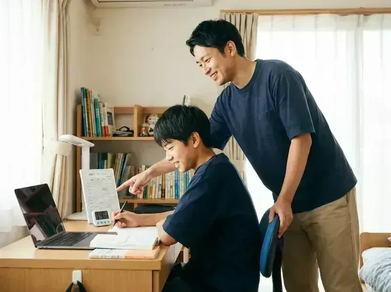 学習習慣の定着 - 生徒が自宅で計画的に学習に取り組み、講師がサポートしている様子